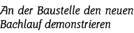 An der Baustelle den neuen Bachlauf demonstrieren