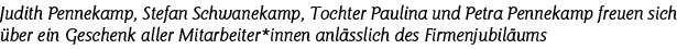 Judith Pennekamp, Stefan Schwanekamp, Tochter Paulina und Petra Pennekamp freuen sich über ein Geschenk aller Mitarbe   