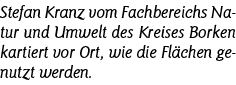 Stefan Kranz vom Fachbereichs Natur und Umwelt des Kreises Borken kartiert vor Ort, wie die Flächen genutzt werden 