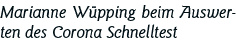 Marianne Wüpping beim Auswerten des Corona Schnelltest