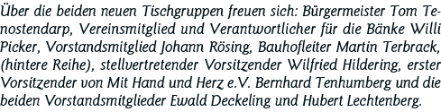 Über die beiden neuen Tischgruppen freuen sich: Bürgermeister Tom Tenostendarp, Vereinsmitglied und Verantwortlicher    