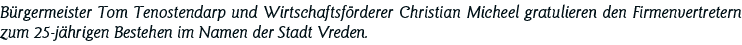 Bürgermeister Tom Tenostendarp und Wirtschaftsförderer Christian Micheel gratulieren den Firmenvertretern zum 25-jähr   